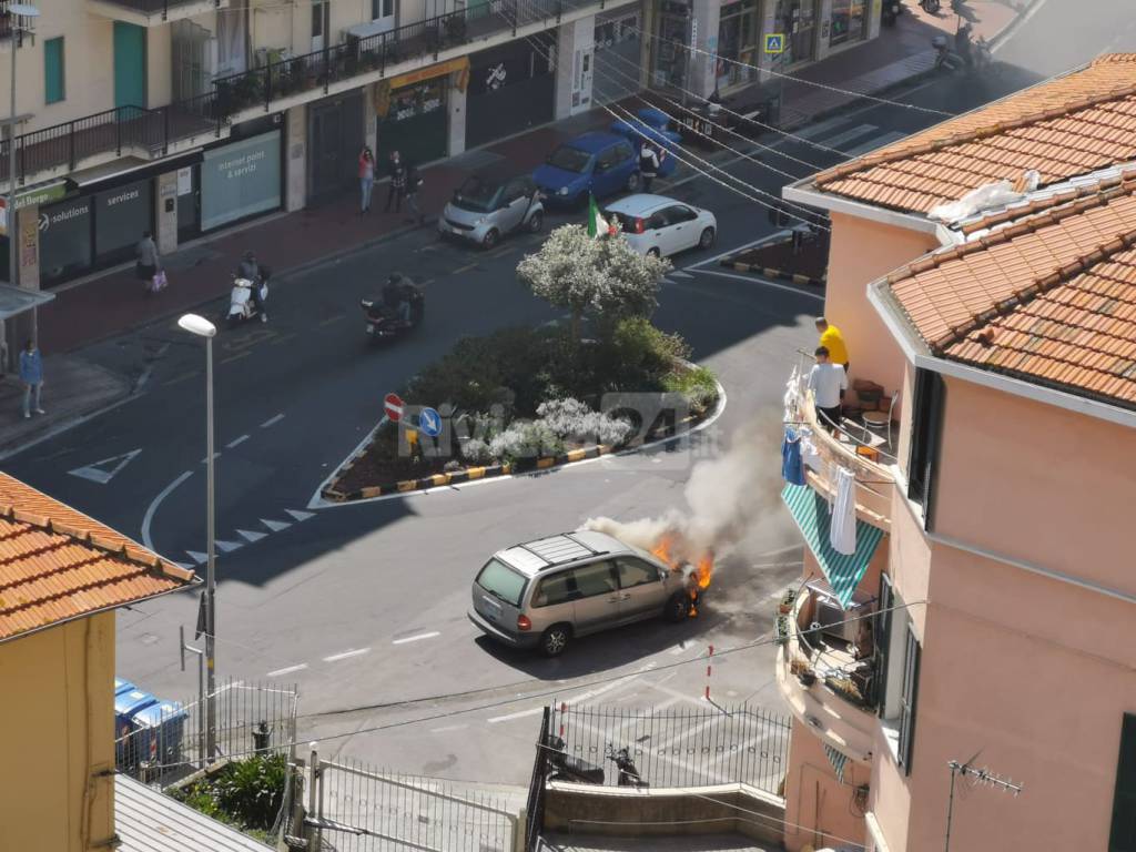 Sanremo, a fuoco un’auto all’uscita dell’Aurelia bis. Intervento dei vigili del fuoco