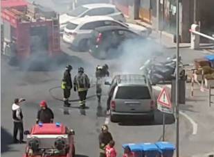 Sanremo, a fuoco un’auto all’uscita dell’Aurelia bis. Intervento dei vigili del fuoco