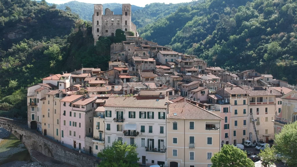 drone dolceacqua castello bandiera arancione centro storico