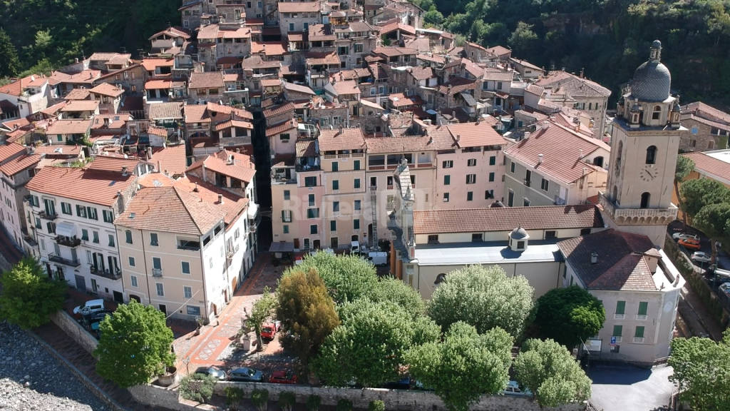 drone dolceacqua castello bandiera arancione centro storico