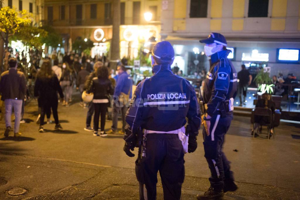 movida seduta piazza Bresca e Sardi vigili controlli steward