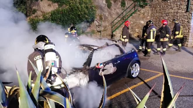 Cervo, auto in fiamme a Capo Mimosa: si sospetta attentato incendiario