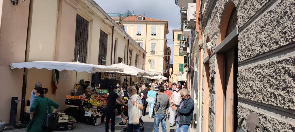 Protesta ambulanti e commercianti mercato di Oneglia