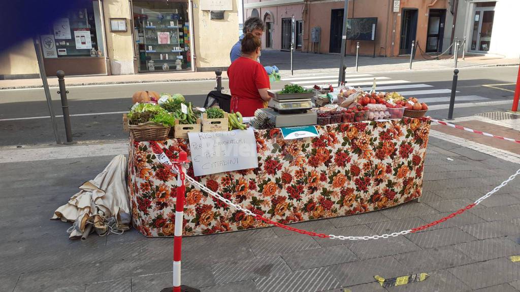 Protesta ambulanti e commercianti mercato di Oneglia