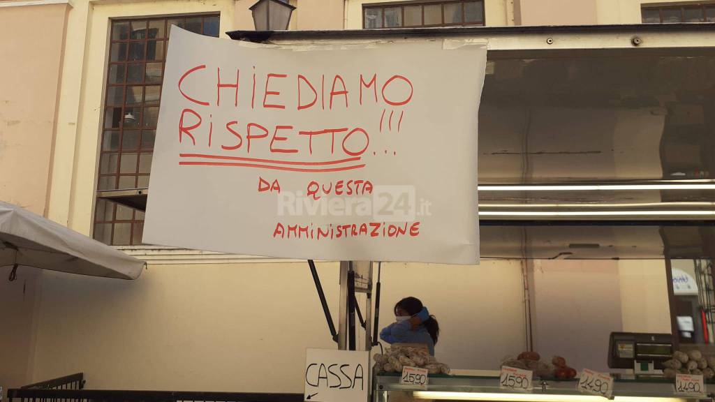 Protesta ambulanti e commercianti mercato di Oneglia