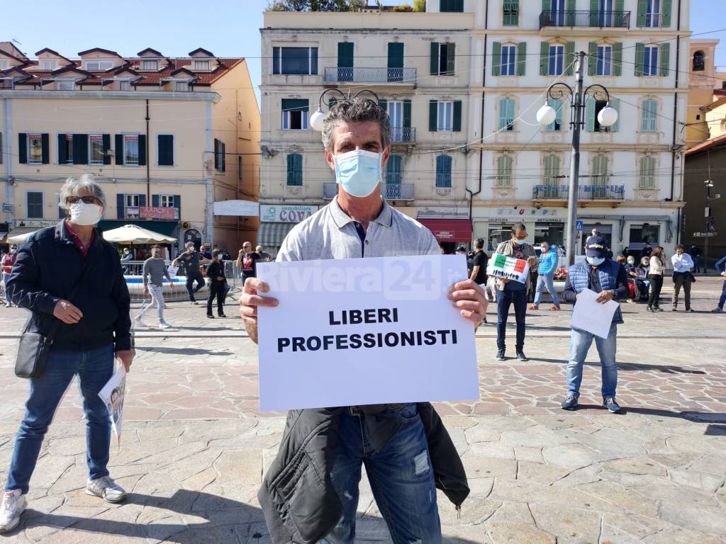 Riviera24- protesta piazza colombo sanremo