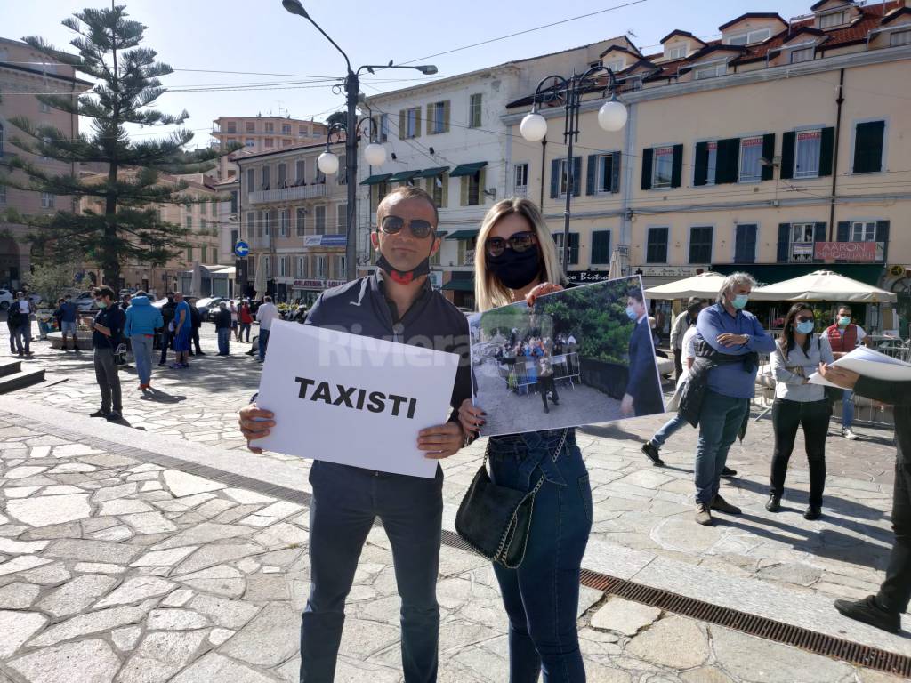 Riviera24- protesta piazza colombo sanremo