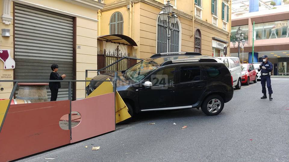 Sanremo, con il fuoristrada distrugge dehor di un locale