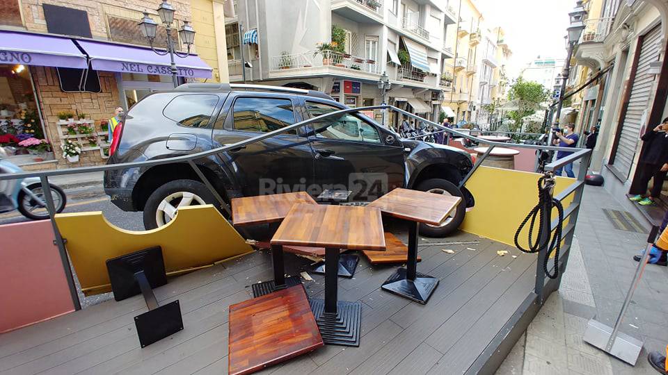 Sanremo, con il fuoristrada distrugge dehor di un locale