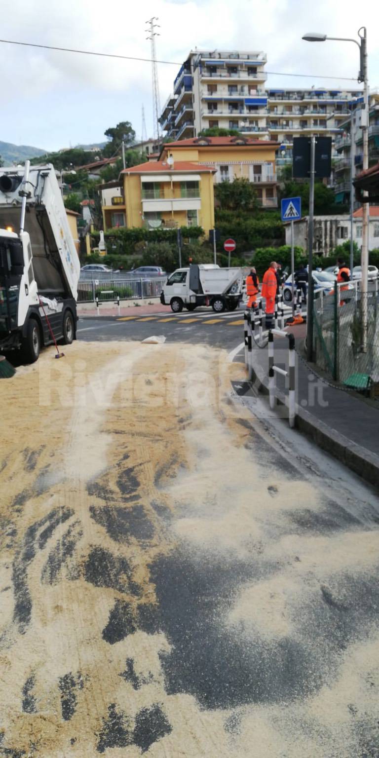 Spazzatrice perde olio strada chiusa Sanremo