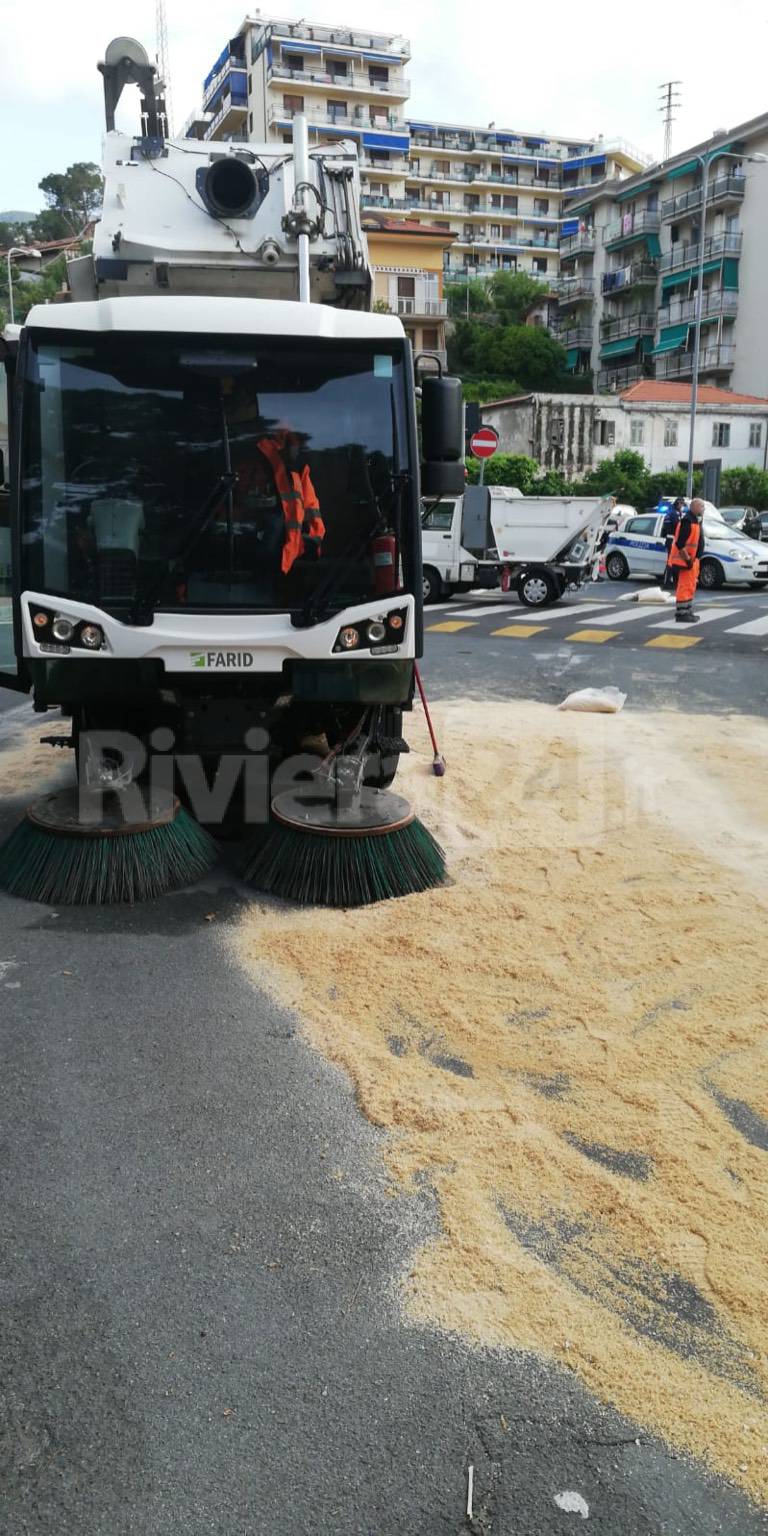 Spazzatrice perde olio strada chiusa Sanremo