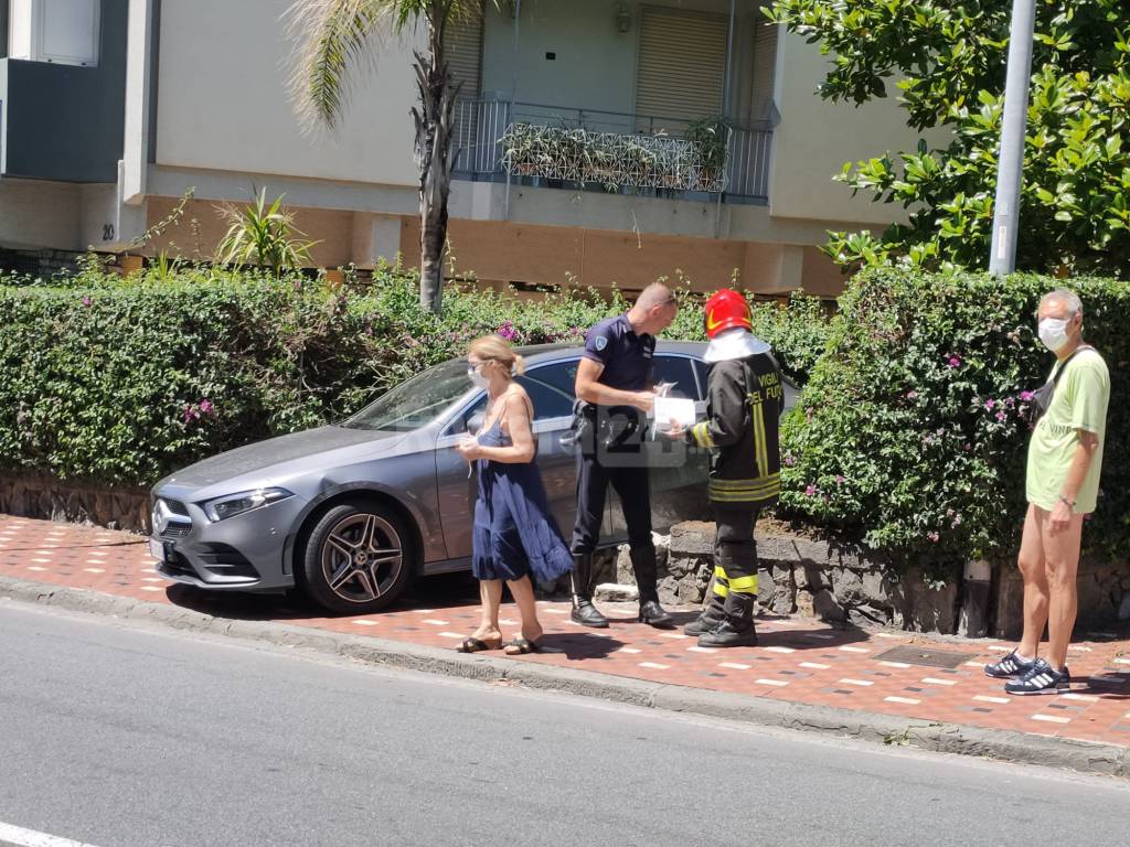 Bordighera, con l’auto dentro la siepe. Incidente in via Tumiati