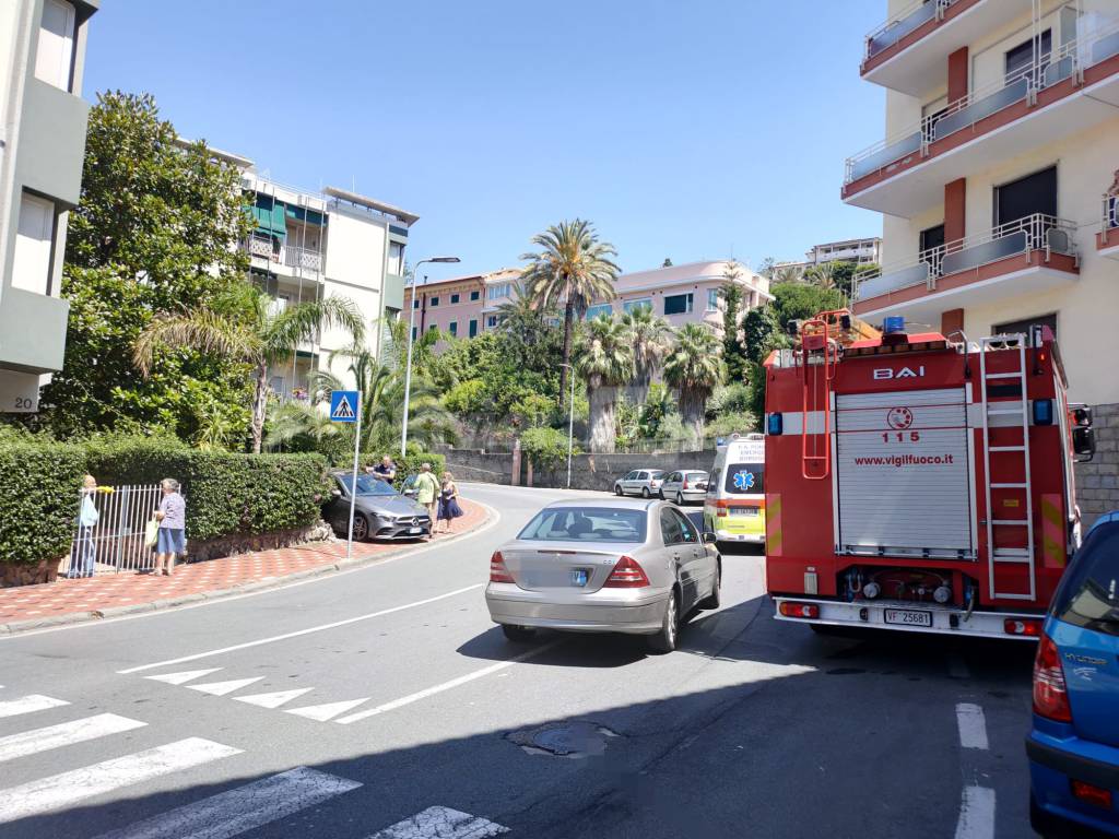 Bordighera, con l’auto dentro la siepe. Incidente in via Tumiati