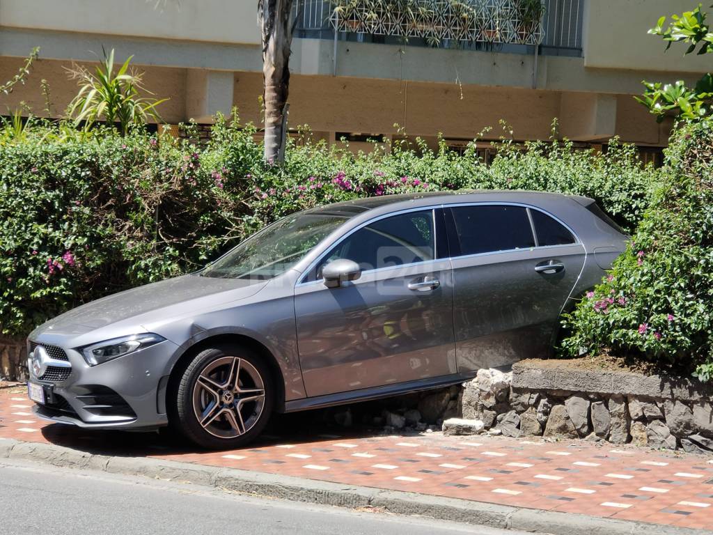 Bordighera, con l’auto dentro la siepe. Incidente in via Tumiati