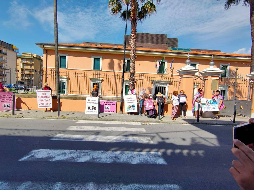 Flash mob contro la sentenza di assoluzione per il caso di Martina Rossi