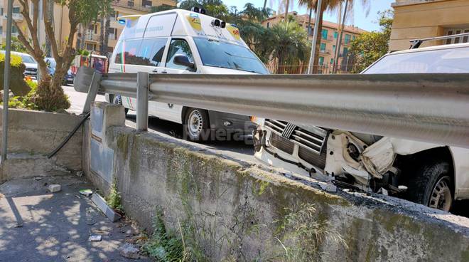 Imperia, donna perde il controllo dell’auto in via Gavi e finisce contro un muro