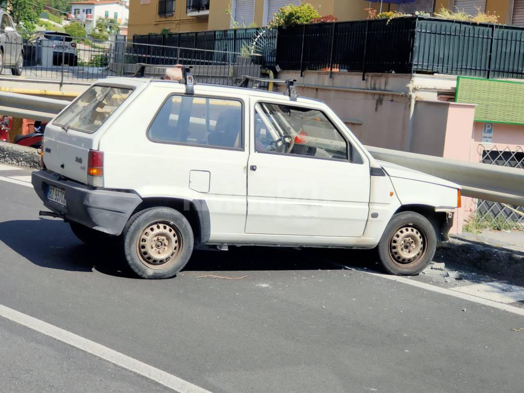 Imperia, auto contro un muro in via Gavi