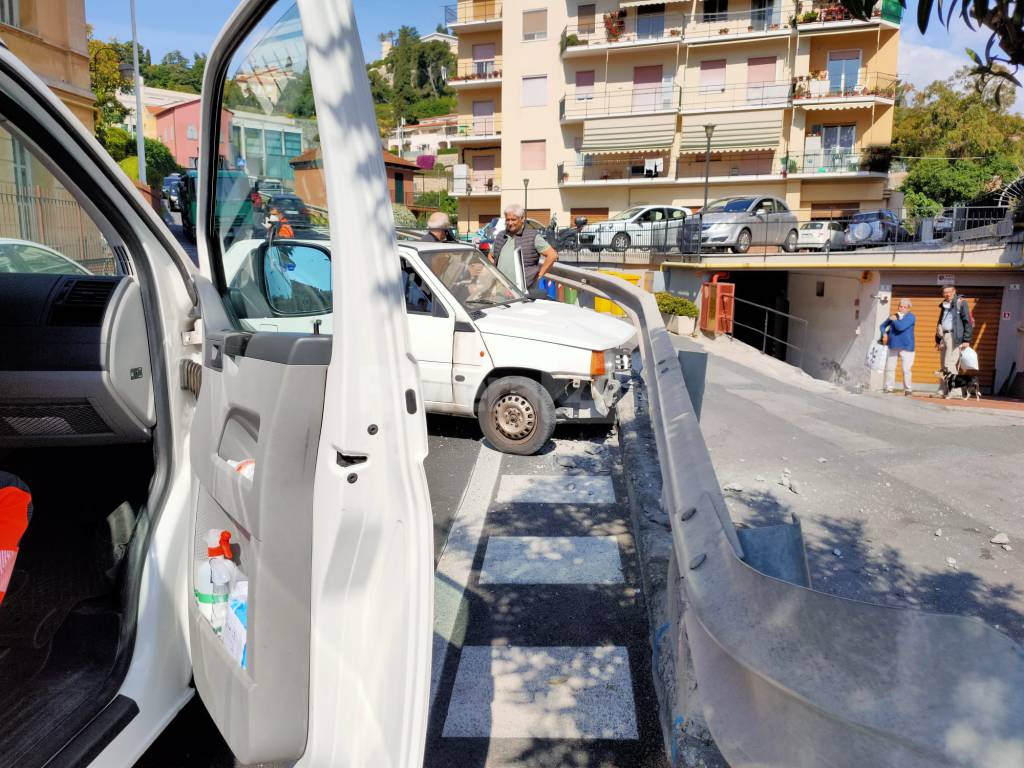 Imperia, auto contro un muro in via Gavi