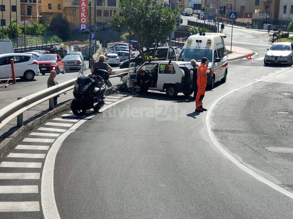 Imperia, auto contro un muro in via Gavi