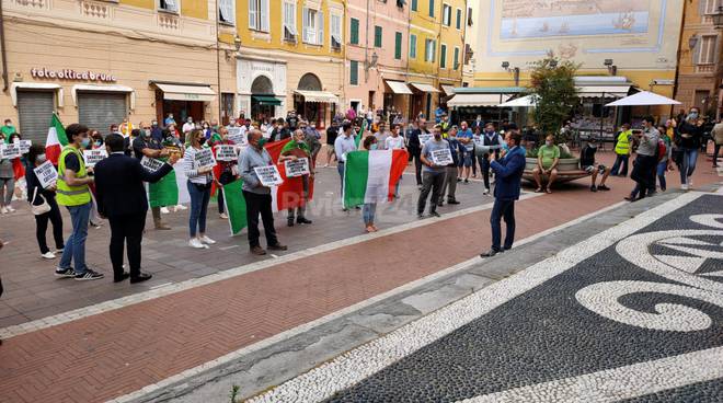 Imperia, la manifestazione della Lega in piazza San Giovanni: flash mob per una settantina di militanti