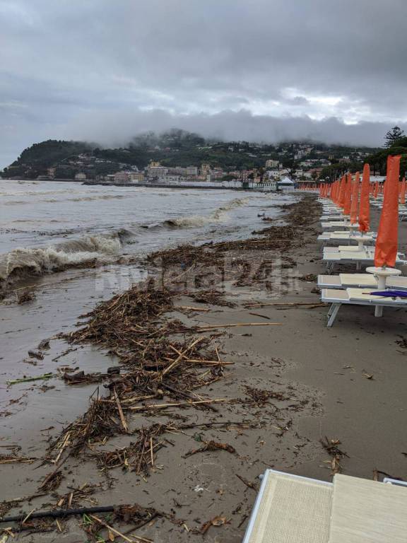 riviera24 - Mareggiata a Diano Marina