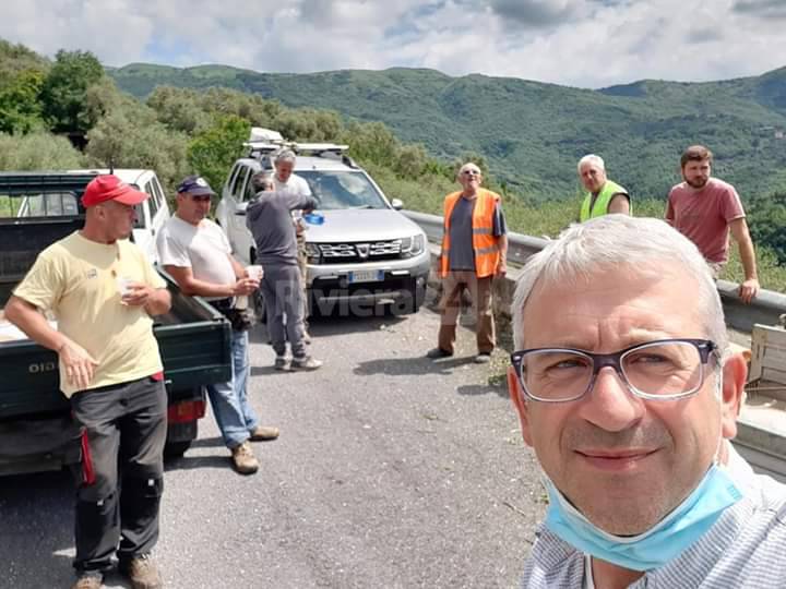 Valle Impero, volontari provvedono allo sfalcio lungo la Provinciale