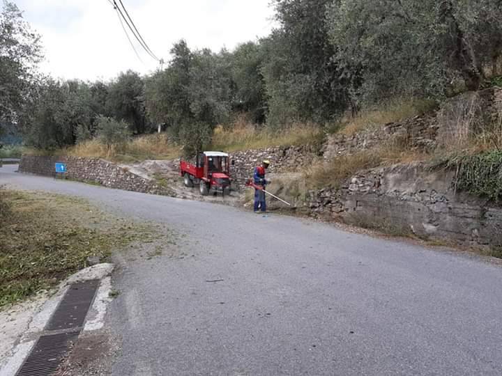 Valle Impero, volontari provvedono allo sfalcio lungo la Provinciale