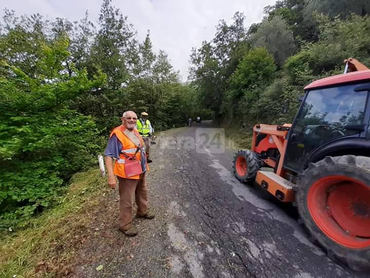 Valle Impero, volontari provvedono allo sfalcio lungo la Provinciale