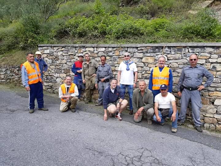 Valle Impero, volontari provvedono allo sfalcio lungo la Provinciale