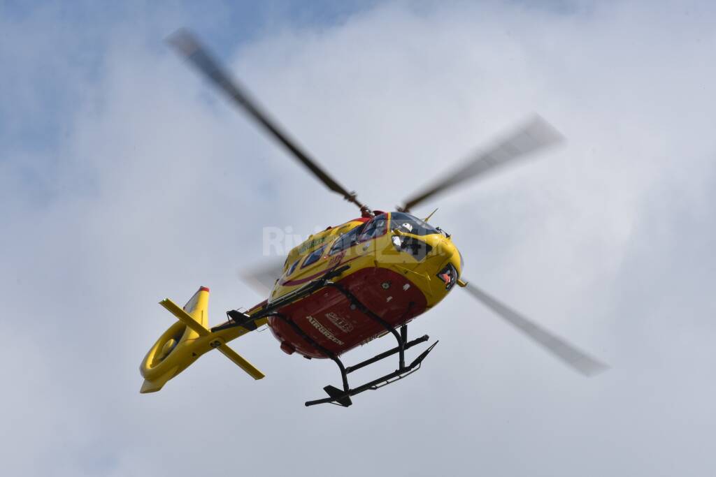 Auto esce di strada a Pietrabruna, almeno due feriti. Si alza in volo elisoccorso