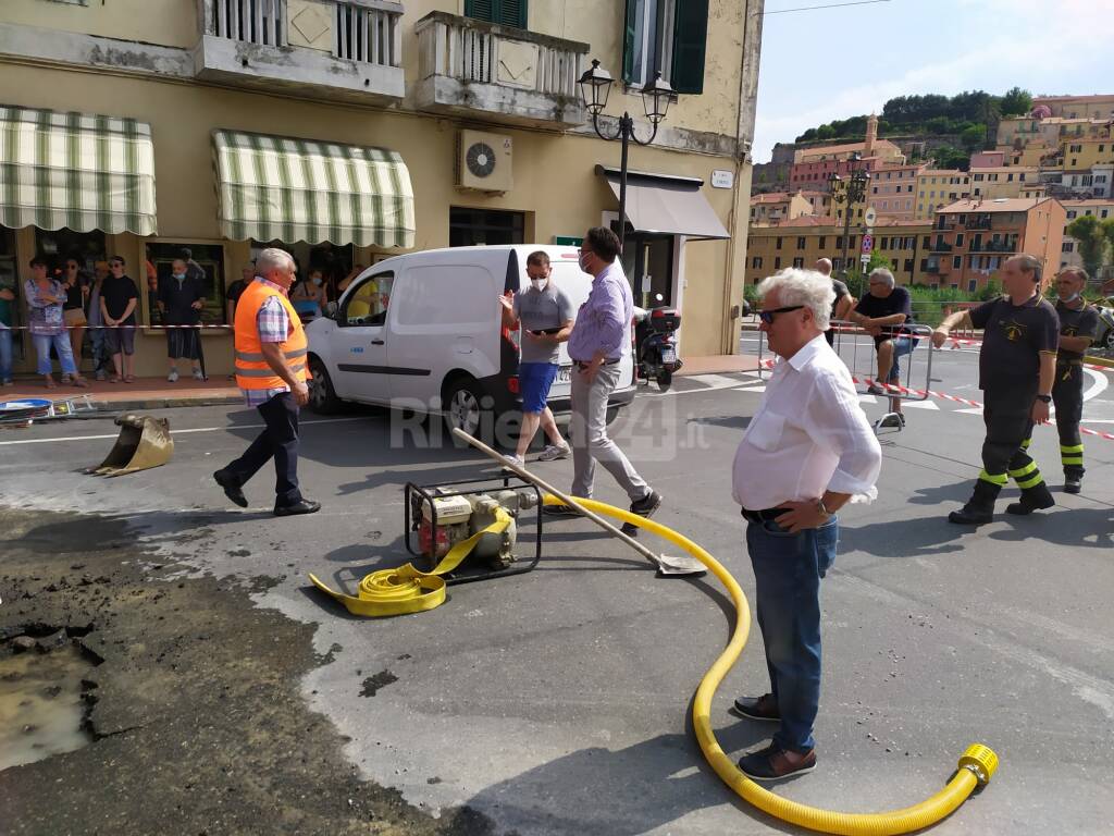 esplode tubatura largo torino