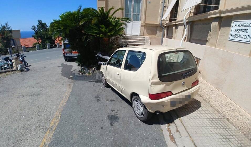 Sanremo, dimentica il freno a mano: ambulanza finisce contro auto e scooter