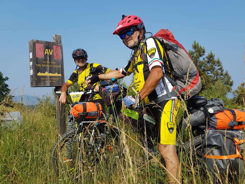 Da Ventimiglia a Genova in mountain bike, l’impresa di un gruppo di pedalatori sull’Alta Via dei Monti Liguri