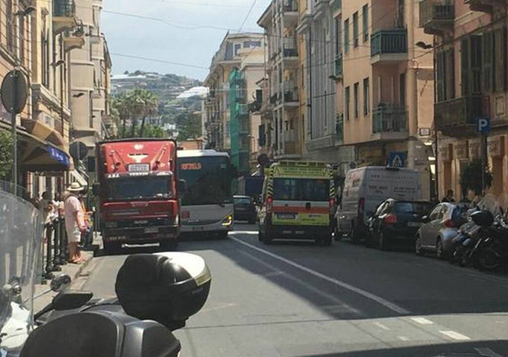 riviera24 - via roma sanremo camion ambulante