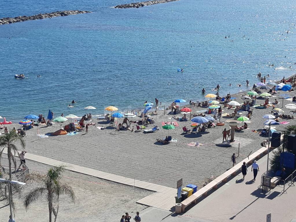 San Bartolomeo al Mare, il debutto delle spiagge libere attrezzate è tra le polemiche