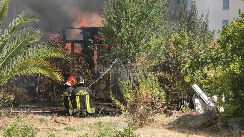 Incendio distrugge capanno Via Roma Vallecrosia