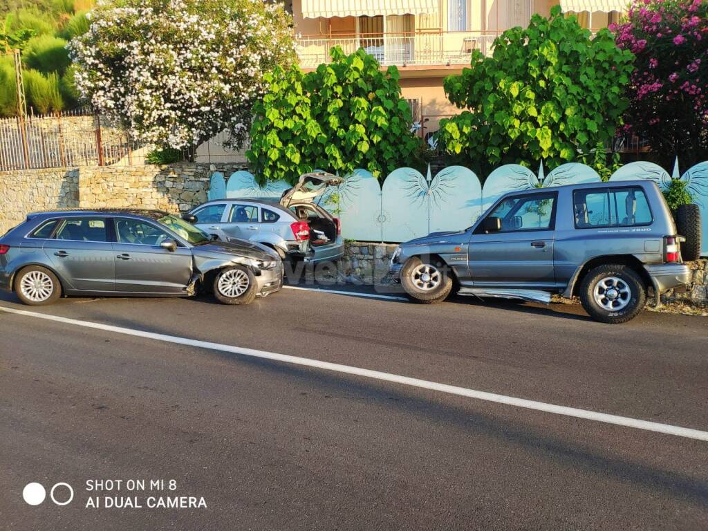 Bordighera, si schianta contro le auto parcheggiate