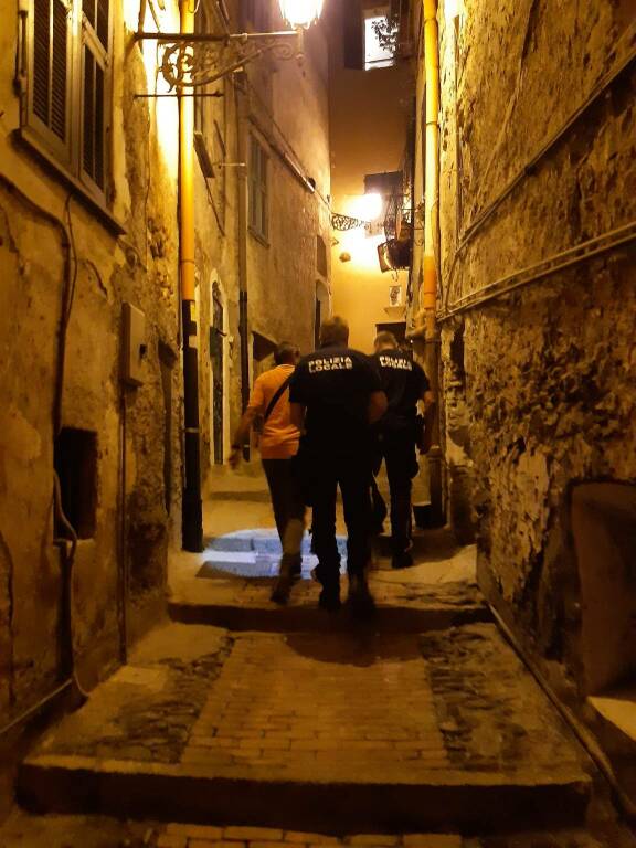 Sanremo, caos nella Pigna: pattuglia della municipale presa a pietrate