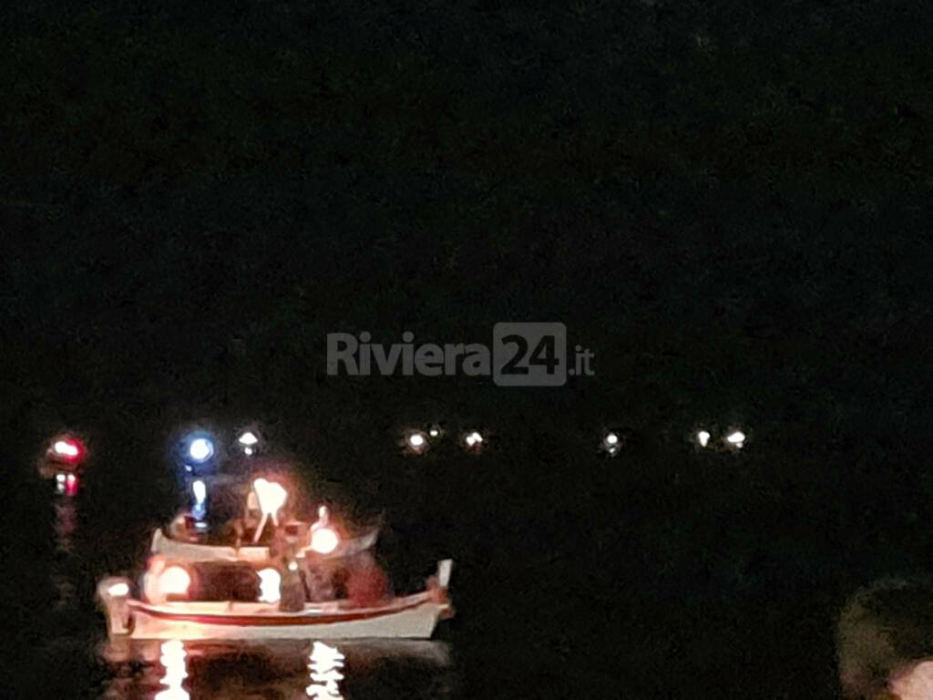 riviera24 - Fiaccolata sul mare