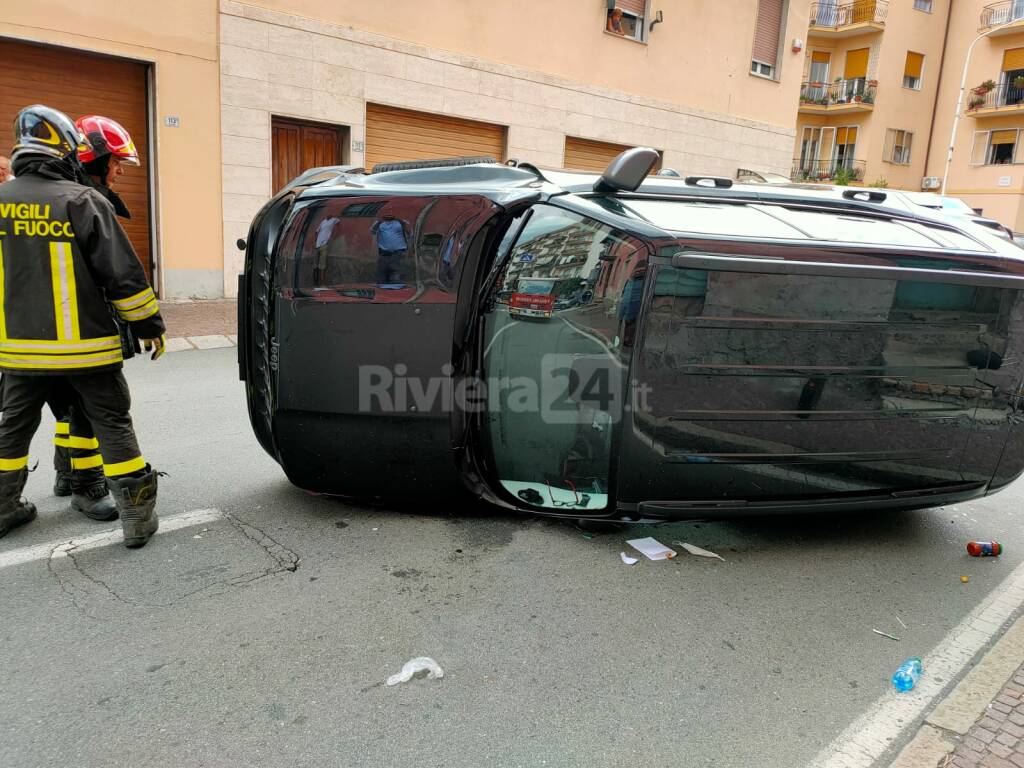 Imperia, alla guida di una Jeep perde il controllo e si cappotta: ferita una donna