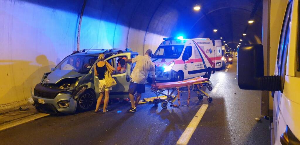 Sanremo, incidente in galleria Aurelia Bis. Due mezzi coinvolti ed altrettanti feriti