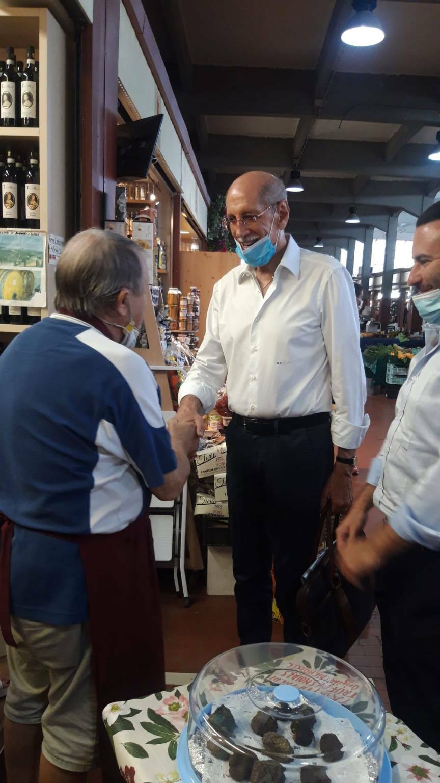 riviera24 - Luigi Sappa al mercato del venerdì di Ventimiglia