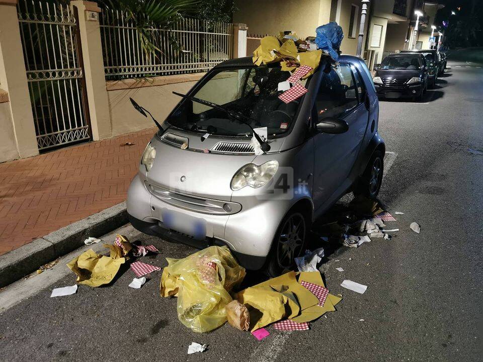 Bordighera, auto ricoperta di spazzatura in centro