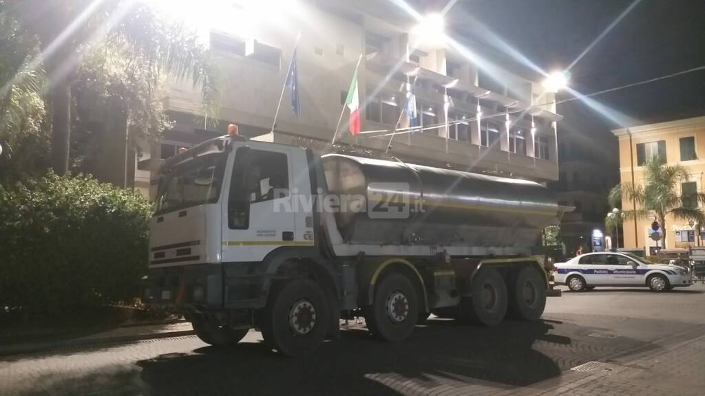 autobotti in piazza del Comune a Diano Marina