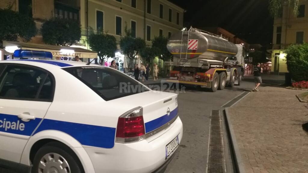 autobotti in piazza del Comune a Diano Marina