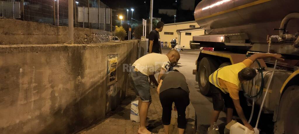 autobotte distribuisce acqua a caramagna