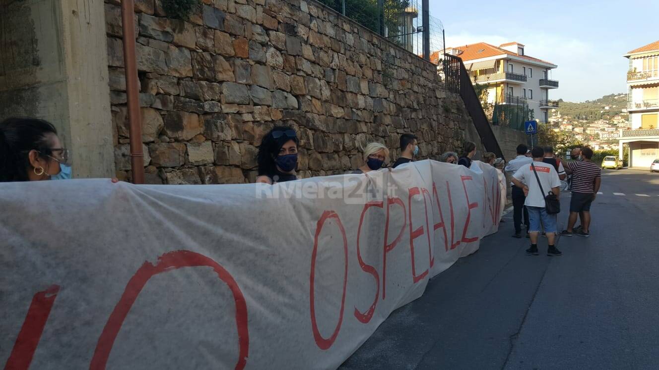 Imperia, striscione di 80 metri per dire No all'ospedale unico