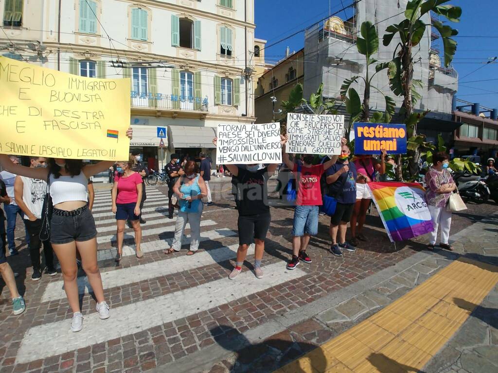 La protesta delle Sardine a Sanremo contro Salvini