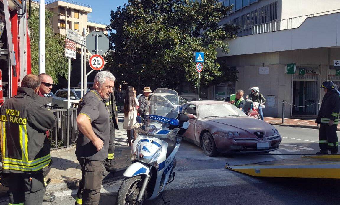 riviera24 - Alfa Romeo coupe vigili fuoco incendio