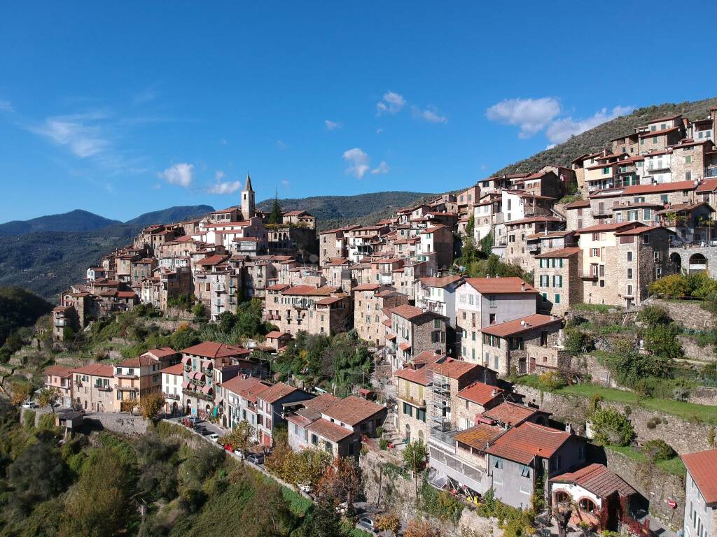 apricale drone castello lucertola piazza comune